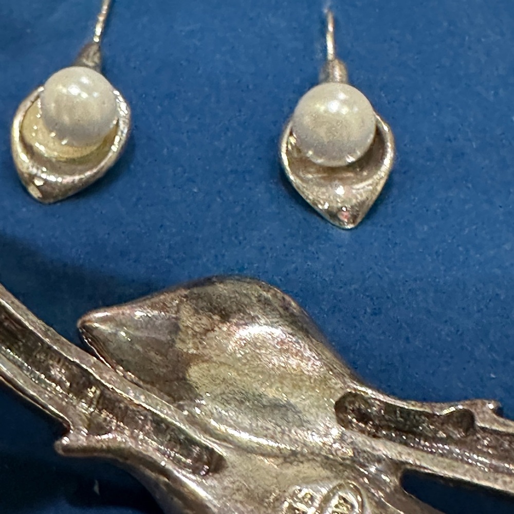 CALLA LILY BRACELET & EARRING GIFT SET - Picture 5 of 16